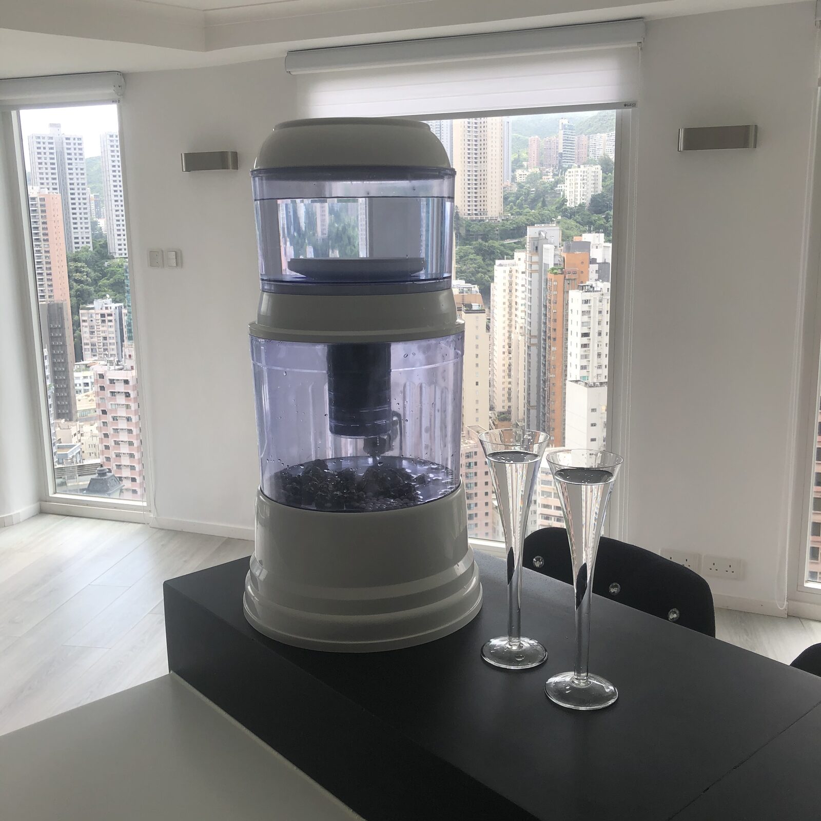 Pluvial Plus countertop water filter in a Hong Kong kitchen